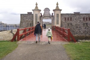 Ghis and Morgane entering the fortress.