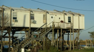 Trailer on stilts